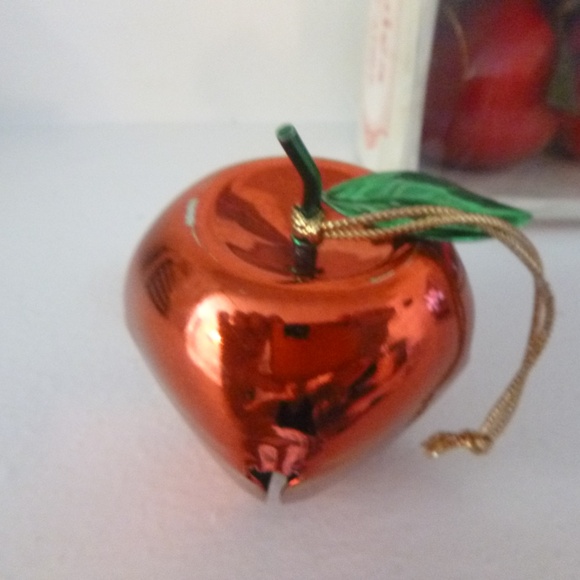 2 BOXES CRATE O' APPLES - GLOSSY RED APPLE ORNAMENTS BRADFORD FARMSw/BONUS BELL - Picture 2 of 13